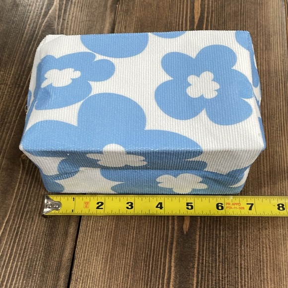 🌟2x Host Pick🌟Blue Floral Makeup Bag - Picture 7 of 8